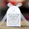 Weiße lasergeschnittene Geschenkbox mit Herz-Spitzenmuster und einer weißen Organzaschleife - Weiß