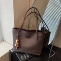 Sac fourre-tout marron minimaliste avec pampille en perles de bois et fini texturé - café
