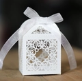 Elegante weiße lasergeschnittene Hochzeit-Geschenkbox mit Blumenmuster und Organzaband - Weiß