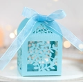 Détail de motifs de feuilles découpés au laser sur boîte cadeau bleue avec ruban élégant - Bleu Tiffany