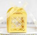 Gelbe lasergeschnittene Hochzeits-Gastgeschenkbox mit Blumenmuster und Schleife - Gold
