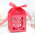 Gros plan d'une boîte à bonbons rouge découpée au laser avec ruban en organza chic - Rouge Perlé