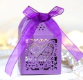 Detail der lila lasergeschnittenen Herz-Süßigkeitenbox mit eleganter Schleife für Hochzeiten - Dunkellila