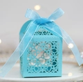 Gros plan d'une boîte à dragées bleu clair avec découpe laser et ruban organza - Bleu Tiffany