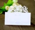 Marque-place blanc découpé au laser avec dentelle florale sur fond en bois brun - Blanc