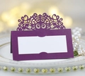 Élégante carte de table violette découpée au laser avec motifs sur une assiette en porcelaine - Violet foncé