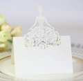 Détail du marque-place de mariage découpé au laser avec silhouette de mariée et roses - Ivoire