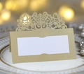 Gros plan sur des marque-places dorés découpés au laser avec finition nacrée de mariage - Beige Or