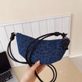Blaue Jeans-Halbmondtasche mit dunklem Leopardenmuster und geknotetem Schultergurt - Blau