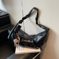 Zwarte geplooide halve maan crossbodytas met glanzende textuur en pluche bedeltje - Zwart