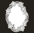 Elegante cornice ovale in pizzo bianco con intricati motivi floreali e a maglia - Bianco