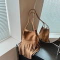 Sac seau en daim marron avec de longues franges et de fines bandoulières - Marron