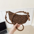 Halbmond-Tasche mit Leopardenmuster, braunem Lederriemen und stilvollen Knotendetails - Braun