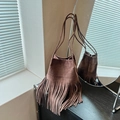 Sac seau en daim marron avec longues franges et fines bandoulières de style bohème - Marron