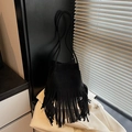 Sac seau en daim noir avec de longues franges élégantes et une fine bandoulière - Noir