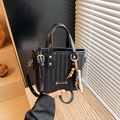 Schwarze Eimertasche mit Webstruktur, verstellbarem Gurt und dekorativer Holzperlen-Quaste - Mit Anhänger / Schwarz