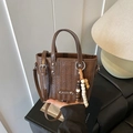 Braune Handtasche mit Webmuster, Perlenanhänger und verstellbarem Schultergurt - Mit Anhänger / Braun
