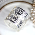 Rond de serviette en métal argenté évidé avec motif de cœur pour décoration de table élégante - Argent Réfléchissant