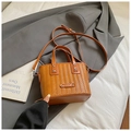 Braune gewebte Eimertasche mit Doppelgriffen und abnehmbarem Schultergurt aus Leder - Ohne Anhänger / Braun