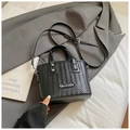 Sac seau chic en cuir tressé noir avec clous argentés et bandoulière réglable - Sans pendentif / Noir