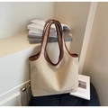 Détail d'un cabas en toile beige avec garniture en cuir marron et logo rouge brodé - Khaki
