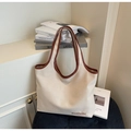 Gros plan détaillé d'un grand sac cabas en toile avec garniture en cuir marron et broderie - Gris Beige