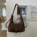 Detailansicht der Wildleder- und Ledertexturen dieser braunen Hobo-Bag mit Metallschnalle - Kaffeebraun
