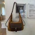 Detail der braunen Wildleder-Hobo-Tasche mit Lederklappentasche und Kontrastnähten - Gelbbraun