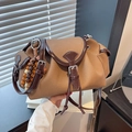 Bolso de lona marrón con ribete de cuero y adorno decorativo de cuentas de madera - Marrón con colgante