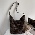 Hobo-Tasche mit klassischem Leopardenmuster und verstellbarem Lederriemen aus Schwarz - Braun
