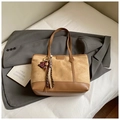 Detail der Vintage-Patchwork-Tote-Bag mit Wildleder-Textur und Bärenanhänger auf Blazer - Khaki (Mit Anhänger)