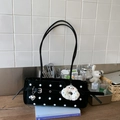 Borsa sottobraccio nera a pois con ciondolo a cuore e charm in peluche sulla borsa - Nero (Con Ciondolo)