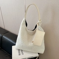 Bolso hobo de forro polar sherpa blanco crema con asa de cuero y estuche a juego - Blanco
