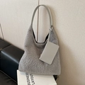 Bolso tote grande de pelo sintético gris con correas de cuero y monedero pequeño a juego - Gris