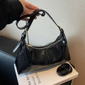 Bolso hobo negro de piel charol arrugada con detalles dorados y correa ajustable - Negro