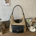 Grand sac hobo rétro en daim kaki avec poche en cuir noir et surpiqûres contrastées - Kaki