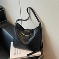 Bolso hobo negro clásico con herrajes dorados y correa ajustable para el trabajo - Negro