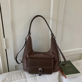 Sac hobo vintage en daim marron avec poche en cuir foncé et coutures contrastées - café