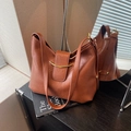 Bolso tote de cuero marrón caramelo con cierre de media luna dorada para el uso diario - Marrón