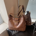 Bolso cubo retro de cuero marrón con hebilla dorada de media luna y correa ajustable - café
