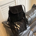 Borsa a secchiello boho in camoscio nero con lunghe frange e dettagli a coulisse - Nero