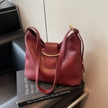 Bolso Hobo burdeos retro con herrajes dorados de media luna y correa ancha - Burdeos