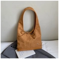 Dettaglio della borsa tote marrone scamosciata con fiocco a coulisse e cuore metallico - Marrone