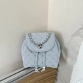 Lichtblauwe gewatteerde mini-rugzak met kettingriem en elegante parel-details - Blauw