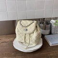 Zaino beige trapuntato con coulisse di perle e dettagli in metallo argento lucido - Giallo