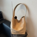 Minimalistische große khakifarbene Wildleder-Beuteltasche mit breitem Schultergurt - Khaki