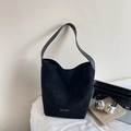Schwarze matte Beuteltasche für Damen im Retro-Stil mit Ozbo-Tag und breitem Riemen - Schwarz
