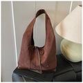 Detailansicht der Hobo-Tasche aus Wildleder mit Schleife und goldenem Logo-Akzent - Braun