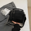 Borsa a tracolla in pelle martellata nera con ampia tracolla e doppia zip - Nero