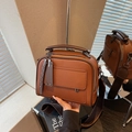 Borsa a tracolla marrone classica con cinturino largo e pelle testurizzata in specchio - Marrone